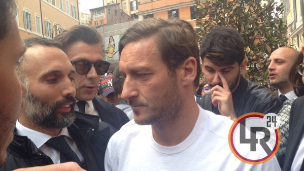 totti-primo-piano-uscita-nike-store-2