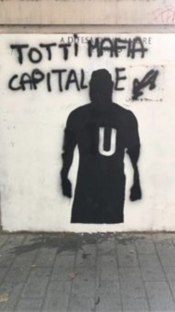 murales-totti-imbrattato