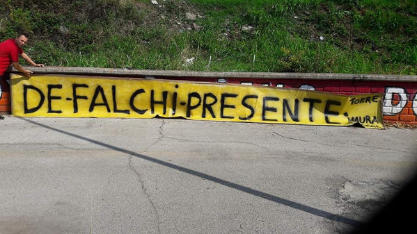 de-falchi-striscione