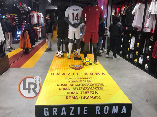 pedana-di-ringraziamento-per-il-camino-in-champions-roma-store-via-del-corso