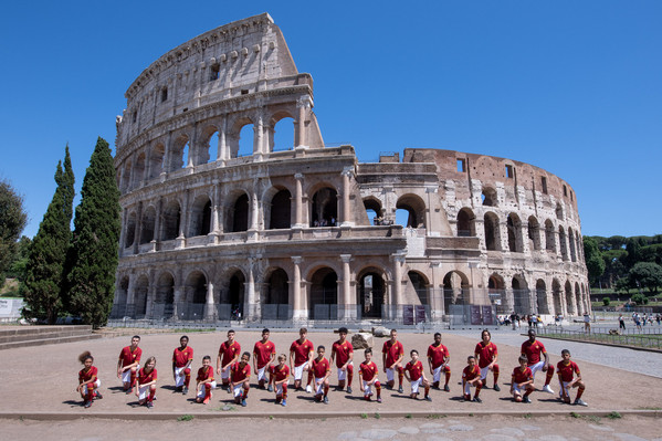 as-roma-inginocchiati-davanti-al-colosseo-a-sostegno-di-blacklivesmatter-2