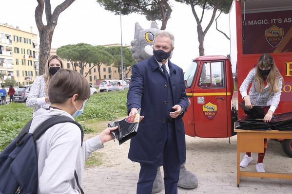 as-roma-virginia-raggi-e-il-ceo-guido-fienga-consegnano-mascherine-presso-una-scuola-della-capitale