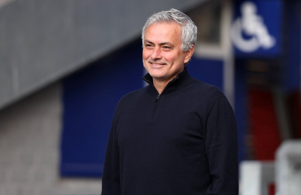 everton-v-tottenham-hotspur-premier-league-goodison-park-tottenham-hotspur-manager-jose-mourinho-smiles-as-he-chats