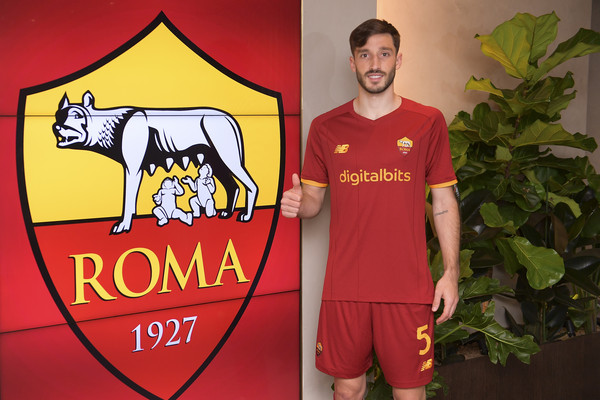 as-roma-unveils-new-signing-matias-vina