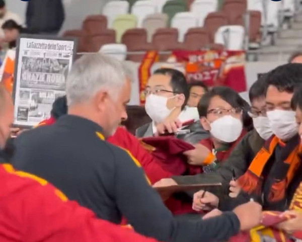 mourinho-autografi-giappone-tifosi