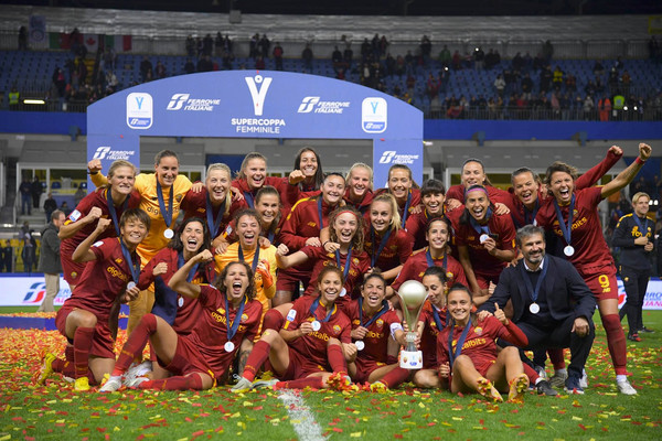 supercoppa-femminile-juventus-roma-esultanza-squadra-trofeo-4