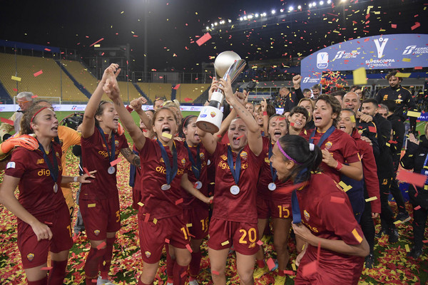 supercoppa-femminile-juventus-roma-esultanza-squadra-trofeo-5