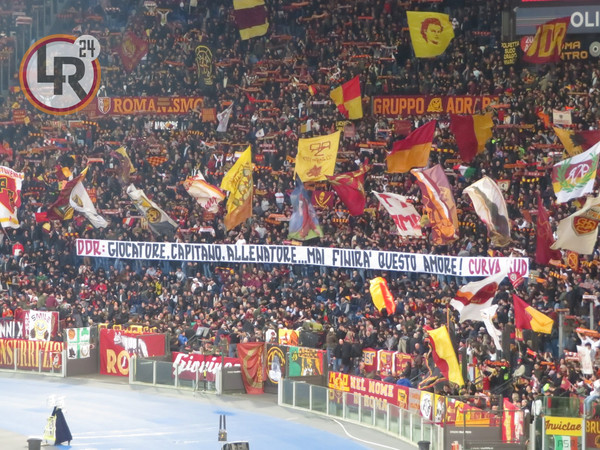 roma-sassuolo-striscione-de-rossi-curva-sud