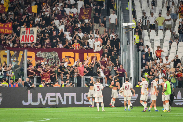 juventus-roma-squadra-sotto-alla-curva