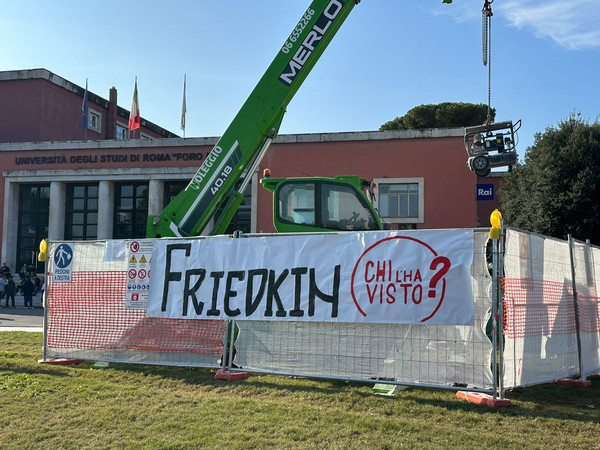 roma-bologna-striscione-tifosi-friedkin