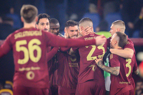 roma-lazio-esultanza-squadra-mancini-pellegrini